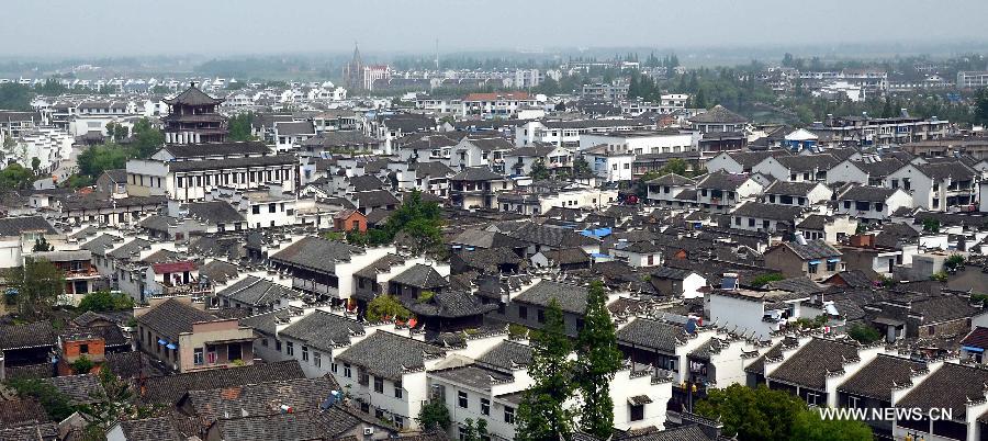 Photo taken on April 25, 2013 shows the scenery of Sanhe Ancient Town in Feixi County, east China's Anhui Province. The Sanhe Ancient Town, which has a history of more than 2,500 years, is a typical "ancient town full of rivers and lakes, together with small bridges, flowing water and local dwellings." (Xinhua/Wang Song)