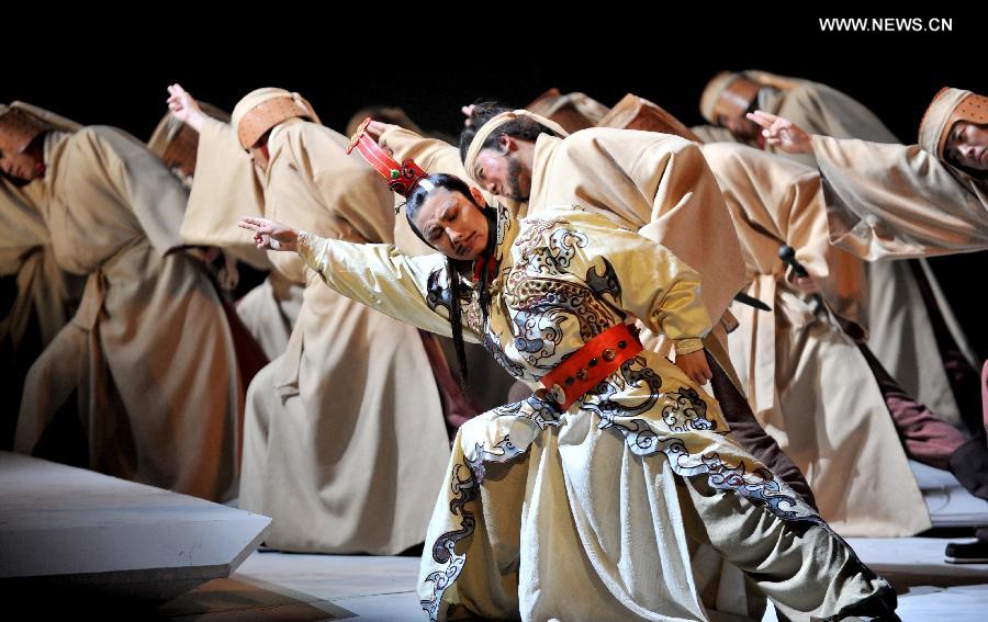 Actor Yan Rui (front) from Beijing People's Art Theater plays drama "Our Assassin Jing Ke," which is written by Nobel Prize laureate Mo Yan, in Jinan, capital of east China's Shandong Province, April 28, 2013. Jing Ke (?-227B.C.) was renowned for his failed assassination attempt of Ying Zheng (259B.C.-210B.C.), King of Qin State, who later became China's first emperor in 221 B.C.. (Xinhua/Xu Suhui)