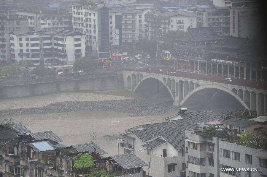 Photo taken on April 29, 2013 shows a covered bridge in rain in Ya'an City, southwest China's Sichuan Province. According to China Meteorological Administration, Ya'an is one of the most rainy city in Sichuan in May. Experts remind on secondary disasters in Ya'an, which was hit by a 7.0-magnitude earthquake on April 20, 2013. (Xinhua/Lu Peng)