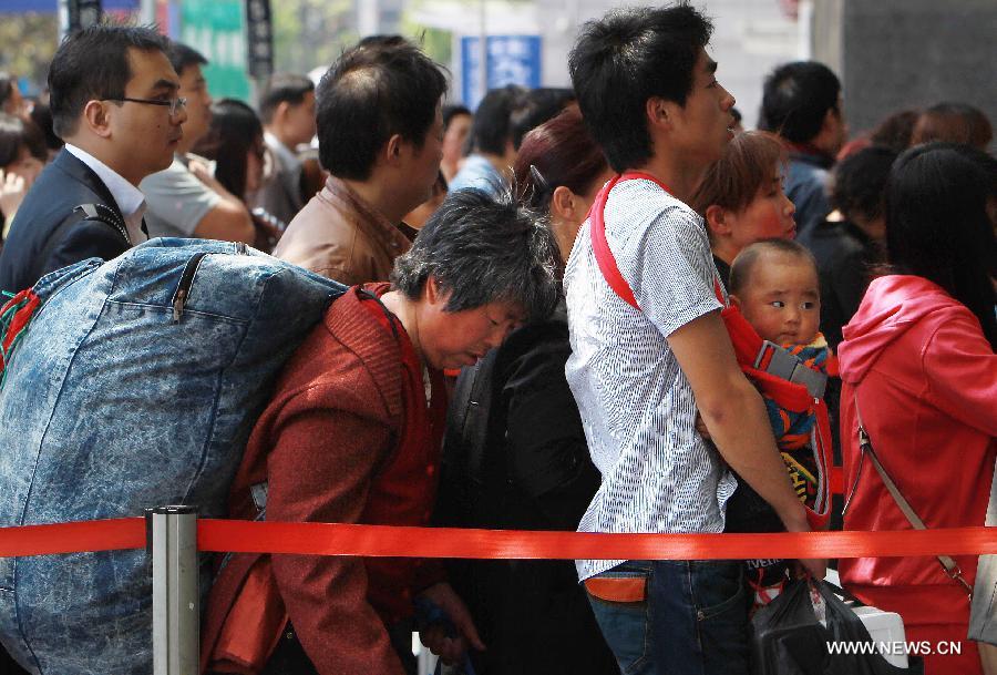 Passengers line up as they wait to enter Shanghai Railway Station in Shanghai, east China, April 28, 2013. China sees a travel rush around the country as the three-day May First national holiday comes around the corner. (Xinhua/Ding Ting)