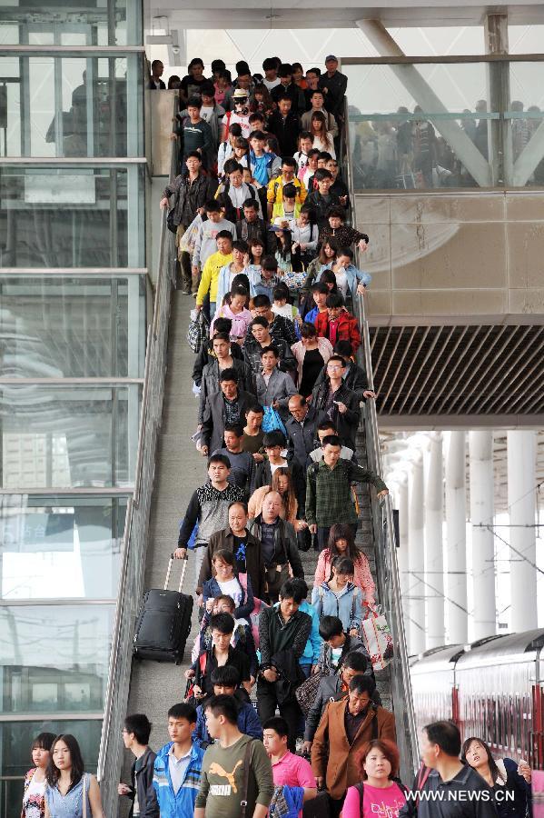 Passengers descend to a platform in Yinchuan Railway Station in Yinchuan, capital of northwest China's Ningxia Hui Autonomous Region, April 28, 2013. China sees a travel rush around the country as the three-day May First national holiday comes around the corner. (Xinhua/Ding Ting)