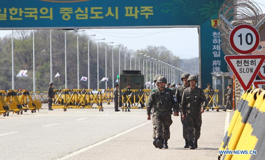 South Korean soldiers patrol on Grand Unification Bridge, leading to the Kaesong Industrial Complex inside the Democratic People's Republic of Korea (DPRK), in Paju, north of Seoul, South Korea, April 29, 2013. The Democratic People's Republic of Korea (DPRK) on Monday allowed all but seven South Koreans to return home from the Kaesong joint industrial park. The 43 South Koreans had entered the South Korean territory by bus on early morning of April 30. (Xinhua/Yao Qilin)