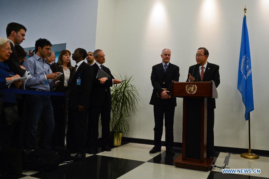 UN Secretary-General Ban Ki-moon (1st R) speaks to media reporters prior to his meeting with Ake Sellstrom (L), head of the UN chemical weapons investigation, at the UN headquarters in New York, on April 29, 2013. UN Secretary-general Ban Ki-moon on Monday voiced his "complete confidence" in the UN fact-finding mission on the alleged use of chemical weapons in Syria, while urging the Syrian authorities to allow the investigation to proceed "without delay and without any conditions." (Xinhua/Niu Xiaolei) 
