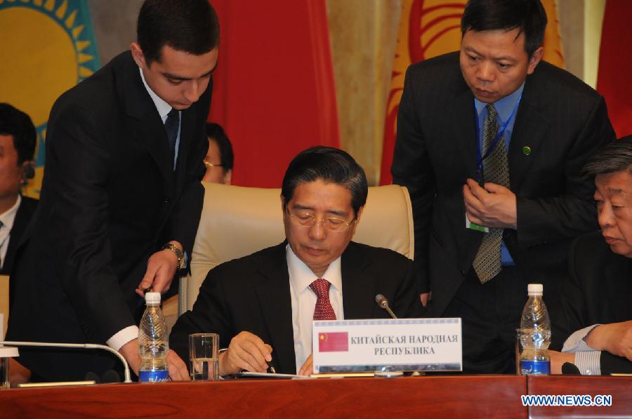 Chinese State Councilor Guo Shengkun signs a document during the secretarial meeting of SCO members' security councils in Bishkek, capital of Kyrgyzstan, on April 29, 2013. The new Chinese leadership will give full support to law enforcement and security cooperation within the framework of the Shanghai Cooperation Organization (SCO), Guo Shengkun said here Monday. (Xinhua/Guan Jianwu)