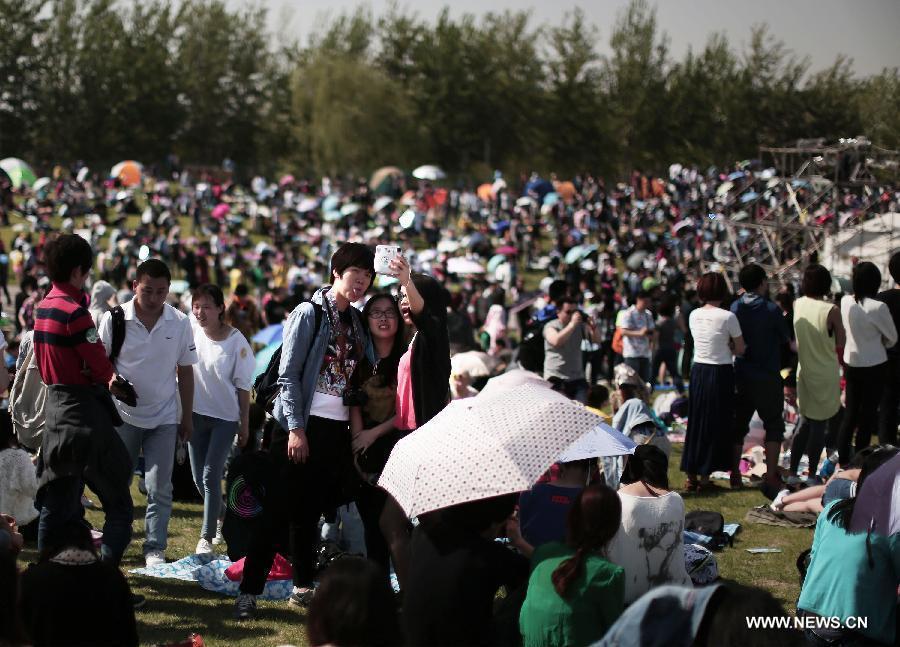 Audiences to the Strawberry Music Festival are seen in Beijing, capital of China, April 29, 2013. The three-day 2013 Strawberry Music Festival kicked off here on Monday, attracting more than 160 music bands from across the world to perform on stages of eight different styles. (Xinhua/Yao Jianfeng)