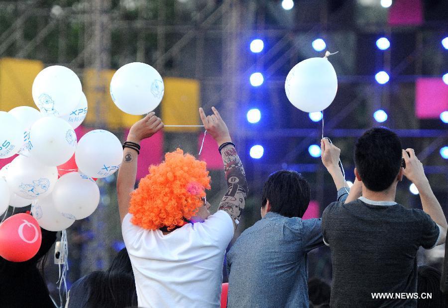 Audiences hold balloons at the Strawberry Music Festival in Beijing, capital of China, April 29, 2013. The three-day 2013 Strawberry Music Festival kicked off here on Monday, attracting more than 160 music bands from across the world to perform on stages of eight different styles. (Xinhua/Yao Jianfeng)