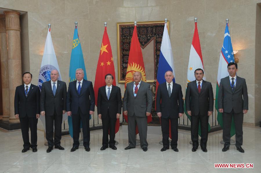 Chinese State Councilor Guo Shengkun and other secretaries pose for a group photo during the secretarial meeting of SCO members' security councils in Bishkek, capital of Kyrgyzstan, on April 30, 2013. (Xinhua/Guan Jianwu)