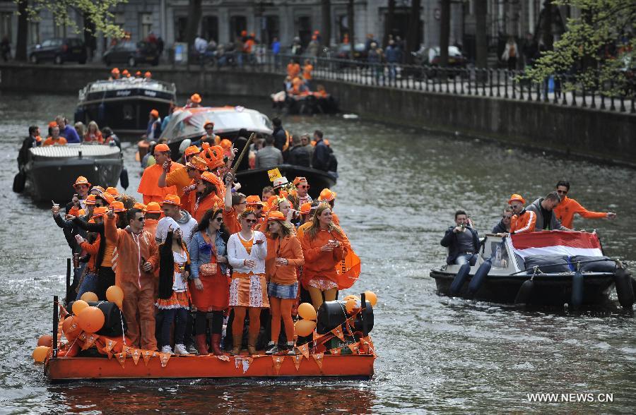 People celebrate the inauguration of the new King of the Netherlands Willem-Alexander in Amsterdam, the Netherlands, April 30, 2013. Following the abdication of Queen Beatrix, the new King of the Netherlands Willem-Alexander was officially inaugurated on Tuesday. (Xinhua/Ye Pingfan)