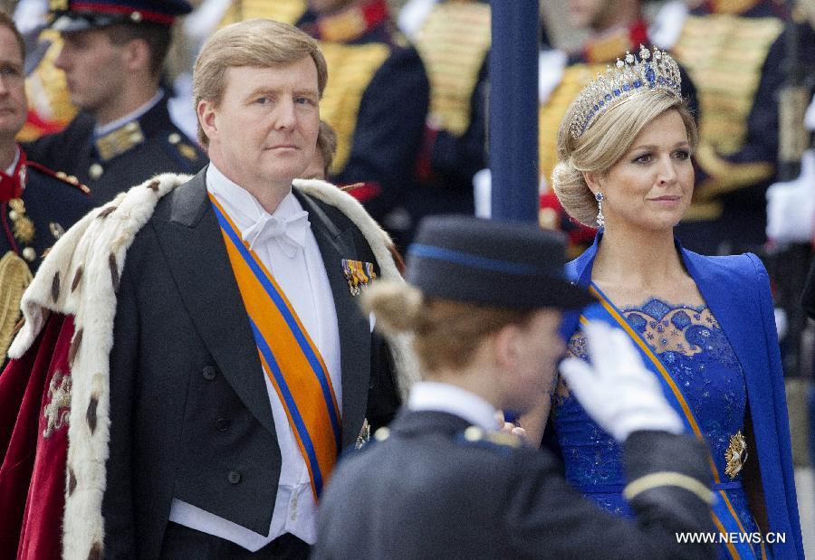 Dutch King Willem-Alexander (L) and his wife Maxima (R) step to the Church in Amsterdam to swear in, on April 30, 2013. Following the abdication of Queen Beatrix, the new King of the Netherlands Willem-Alexander was officially inaugurated on Tuesday. (Xinhua/Rick Nederstigt)