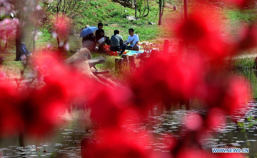 Tourists visit the Wangping Wetland during the three-day May Day holidays in Mentougou District of Beijing, capital of China, April 30, 2013. (Xinhua/Li Wenming)