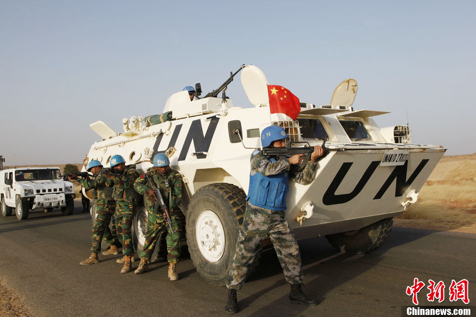 The Chinese peacekeeping forces to Darfur of Sudan conduct a drill for dealing with sudden militant attacks along with the Bangladesh reserved infantry detachment upon their rotation and handover on April 24, 2013. (Chinanews.com/Tao Dulan)