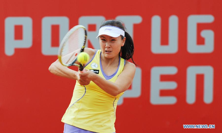 China's Peng Shuai returns the ball during a second round match against Switzerland's Romina Oprandi at the 2013 Portugal Open in Oeiras in the vicinity of capital Lisbon, Portugal, May 1, 2013. Peng lost the match 0-2. (Xinhua/Zhang Liyun)