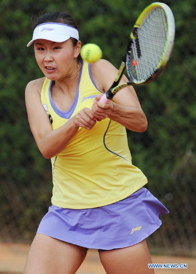 China's Peng Shuai returns the ball during a second round match against Switzerland's Romina Oprandi at the 2013 Portugal Open in Oeiras in the vicinity of capital Lisbon, Portugal, May 1, 2013. Peng lost the match 0-2. (Xinhua/Zhang Liyun)