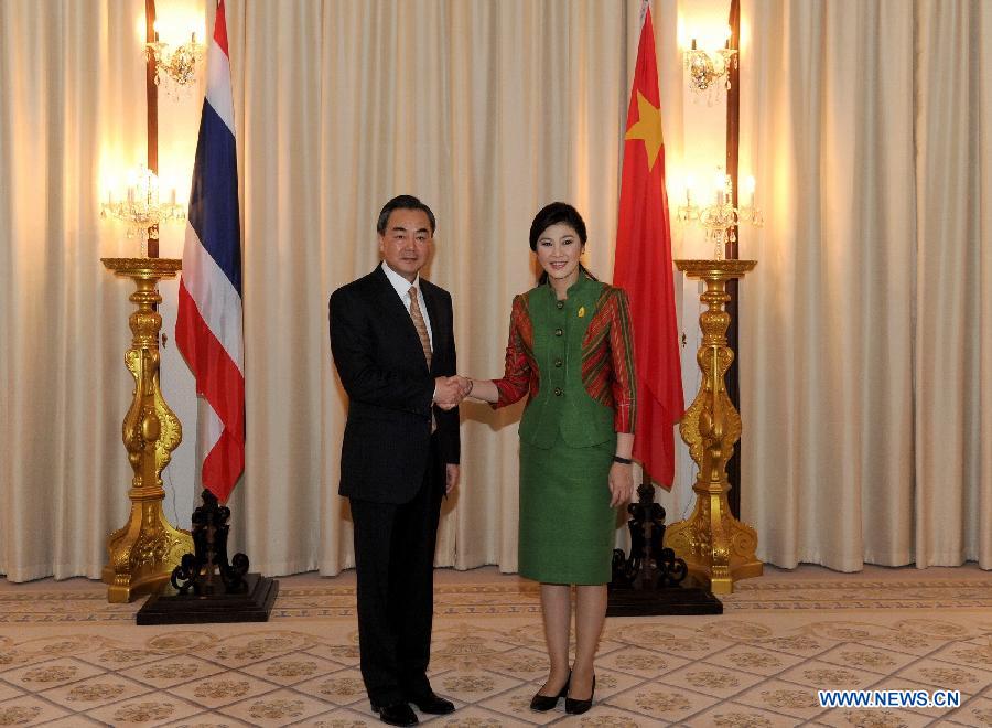 Thai Prime Minister Yingluck Shinawatra (R) shakes hands with Chinese Foreign Minister Wang Yi at the government house in Bangkok, capital of Thailand, May 1, 2013. (Xinhua/Gao Jianjun)