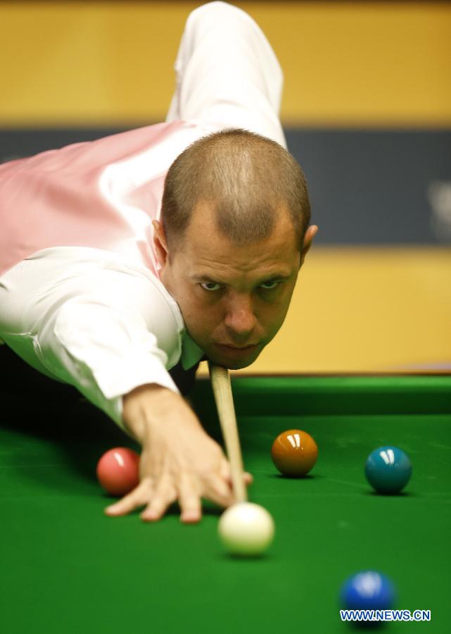 Barry Hawkins of England competes against Ding Junhui of China during their quarterfinal of World Snooker Championship at the Crucible Theatre in Sheffield, Britain, May 1, 2013. Hawkins won 13-7. (Xinhua/Wang Lili)