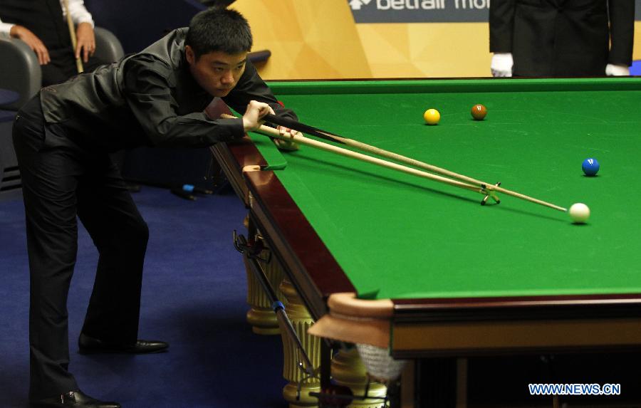 Ding Junhui of China competes against Barry Hawkins of England during their quarterfinal of World Snooker Championship at the Crucible Theatre in Sheffield, Britain, May 1, 2013. Ding lost 7-13. (Xinhua/Wang Lili)