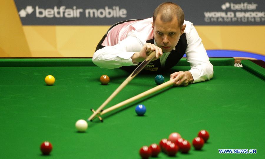 Barry Hawkins of England competes against Ding Junhui of China during their quarterfinal of World Snooker Championship at the Crucible Theatre in Sheffield, Britain, May 1, 2013. Hawkins won 13-7. (Xinhua/Wang Lili)
