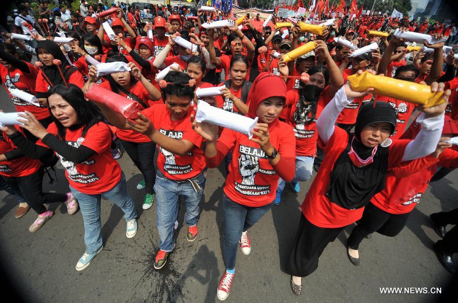 Labors paticipate in a commemoration of May Day in Jakarta, Indonesia, May 1, 2013. (Xinhua/Agung Kuncahya B.)