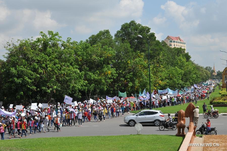 Workers attend a march in Phnom Penh, Cambodia, May 1, 2013. Approximately 5,000 Cambodian workers came to streets on the International Labor Day, calling for pay rise and better labor conditions as well as decrease in petrol prices, union representatives said. (Xinhua/Li Hong)