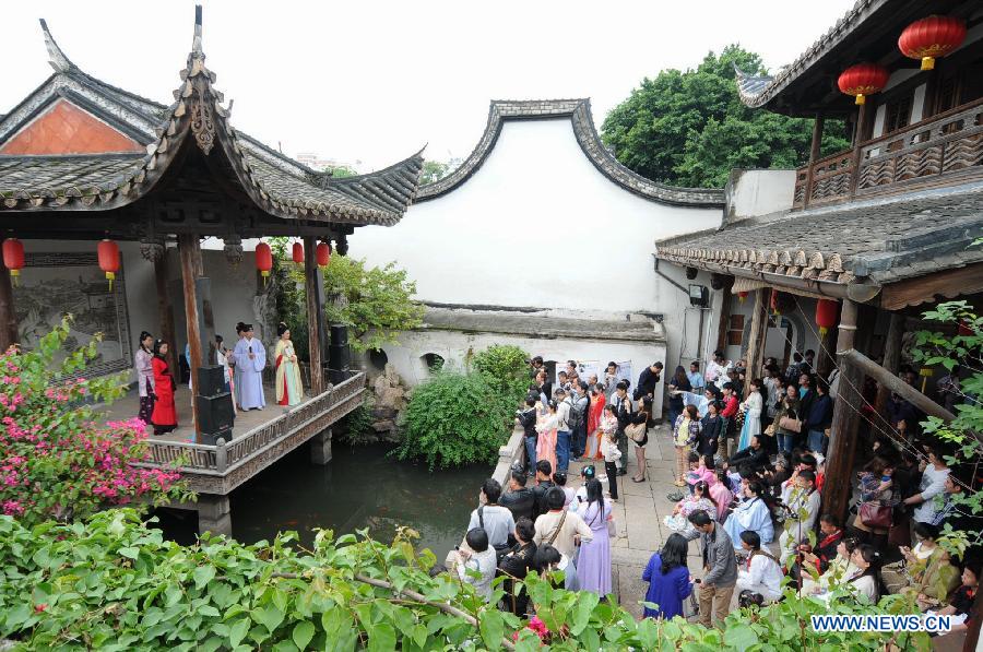 People wearing long robes of the archaic costumes typical of the Han Dynasty (202 BC - 221 AD) attend a presentation event promoting the Han costumes and traditional etiquette in Fuzhou, capital of southeast China's Fujian Province, May 1, 2013. (Xinhua/Lin Shanchuan)