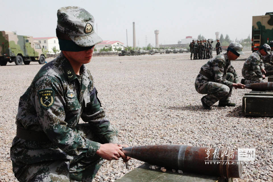 An artillery brigade under the Lanzhou Military Area Command (MAC) of the Chinese People's Liberation Army (PLA) conducted a "Skill Show of Top Soldiers" on April 27, 2013. The pictures show some top soldiers are disassembling guns and shells with eyes closed. (ChinaMil/Li Chenhui and Tian Jiaping)