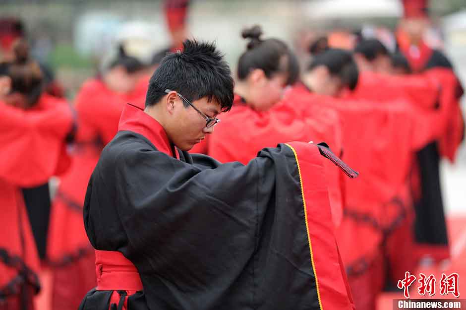 Young people, dressed in traditional Han costumes, attend the Coming-of-Age ceremony in Xi'an, the capital city of Shaanxi Province, May 1, 2013. Altogether 40 people took part in the ceremony to be recognized as an adult. (CNS/Zhang Yuan)