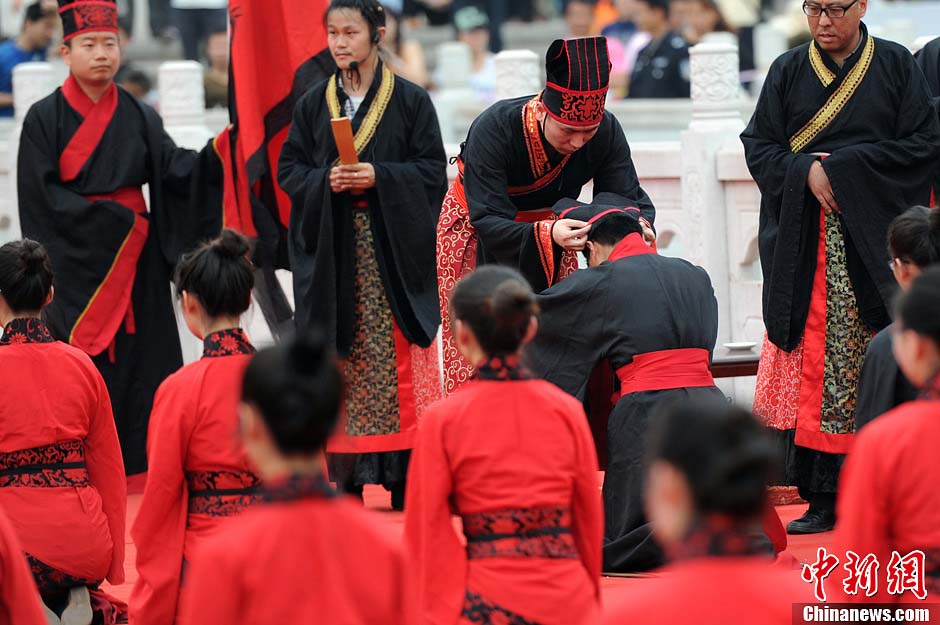 Young people, dressed in traditional Han costumes, attend the Coming-of-Age ceremony in Xi'an, the capital city of Shaanxi Province, May 1, 2013. Altogether 40 people took part in the ceremony to be recognized as an adult. (CNS/Zhang Yuan)