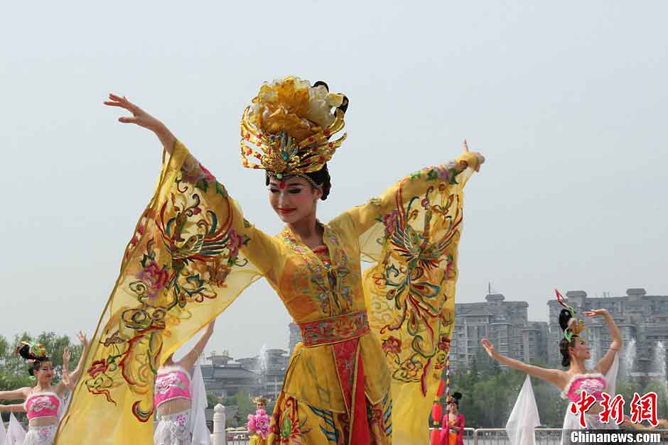 A woman in the costume of Yang Guifei, who was the beloved consort of Emperor Xuanzong and was one of the Four Beauties of ancient China, dances during a ceremony for celebrating the Flouring Period of the Tang Dynasty (618-907) in Xi'an, Shaanxi Province, May 1, 2013. The Flourishing Period, spanning from the Zhenguan Era (627-649) to the Tianbao Era (742-756), was the heyday of the Tang Dynasty as well as one of the most prosperous periods in China’s feudal history. (CNS/Dai Haofan)
