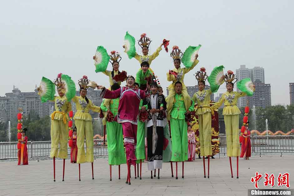 Dancers in costumes of the Tang Dynasty (618-907) perform during a ceremony for celebrating the Flouring Period of the Tang Dynasty (618-907) in Xi'an, Shaanxi Province, May 1, 2013. The Flourishing Period, spanning from the Zhenguan Era (627-649) to the Tianbao Era (742-756), was the heyday of the Tang Dynasty as well as one of the most prosperous periods in China’s feudal history. (CNS/Dai Haofan)