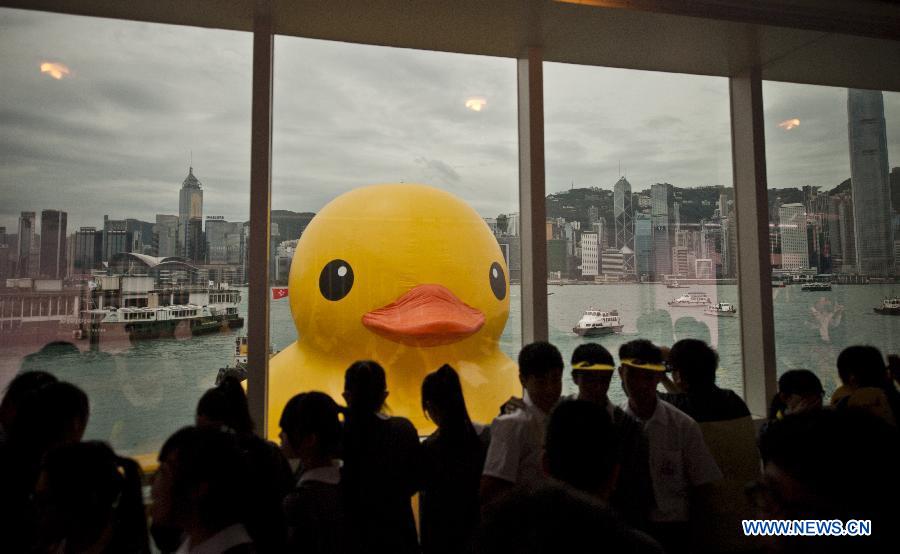 A huge rubber duck floats on the waters at the Victoria Harbor in Hong Kong, south China, May 2, 2013. The largest rubber duck was created by Dutch artist Florentijn Hofman, with 18 meters of length, 15 meters of width and height. The duck has visited 12 cities since 2007. (Xinhua/Lui Siu Wai)  