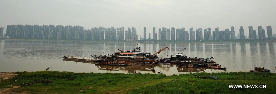 Vessels navigate on the Xiangjiang River, water level of which keeps rising, in Changsha, capital of central China's Hunan Province. Heavy rain swept Hunan Province from April 29, pushing up the water level of the Xiangjiang River by 0.34 meters within one day to 29.89 meters by 8 a.m. of May 2. (Xinhua/Long Hongtao) 