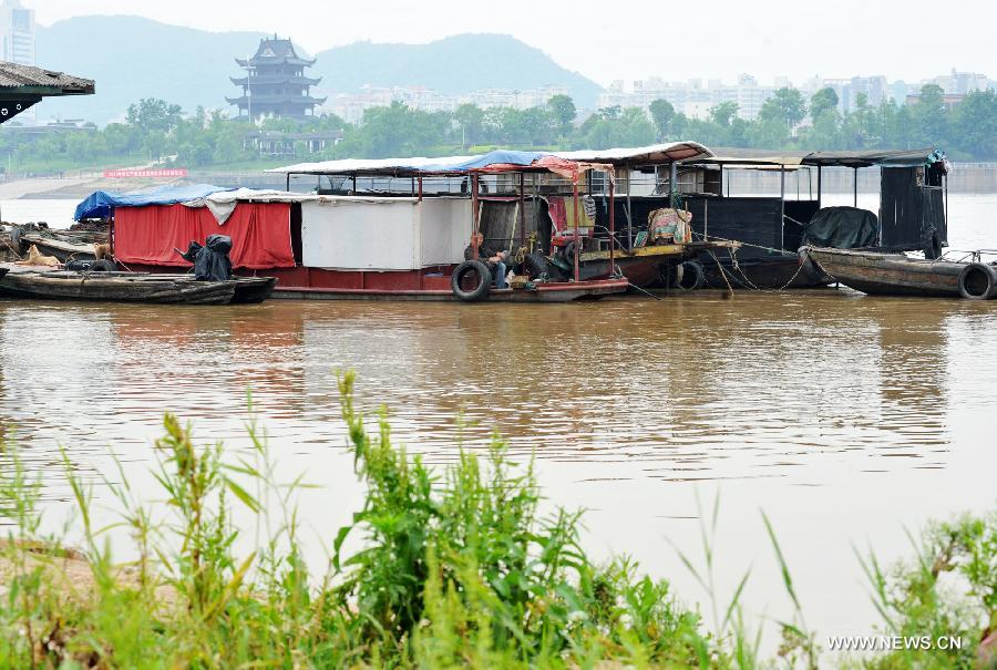 Vessels navigate on the Xiangjiang River, water level of which keeps rising, in Changsha, capital of central China's Hunan Province. Heavy rain swept Hunan Province from April 29, pushing up the water level of the Xiangjiang River by 0.34 meters within one day to 29.89 meters by 8 a.m. of May 2. (Xinhua/Long Hongtao) 