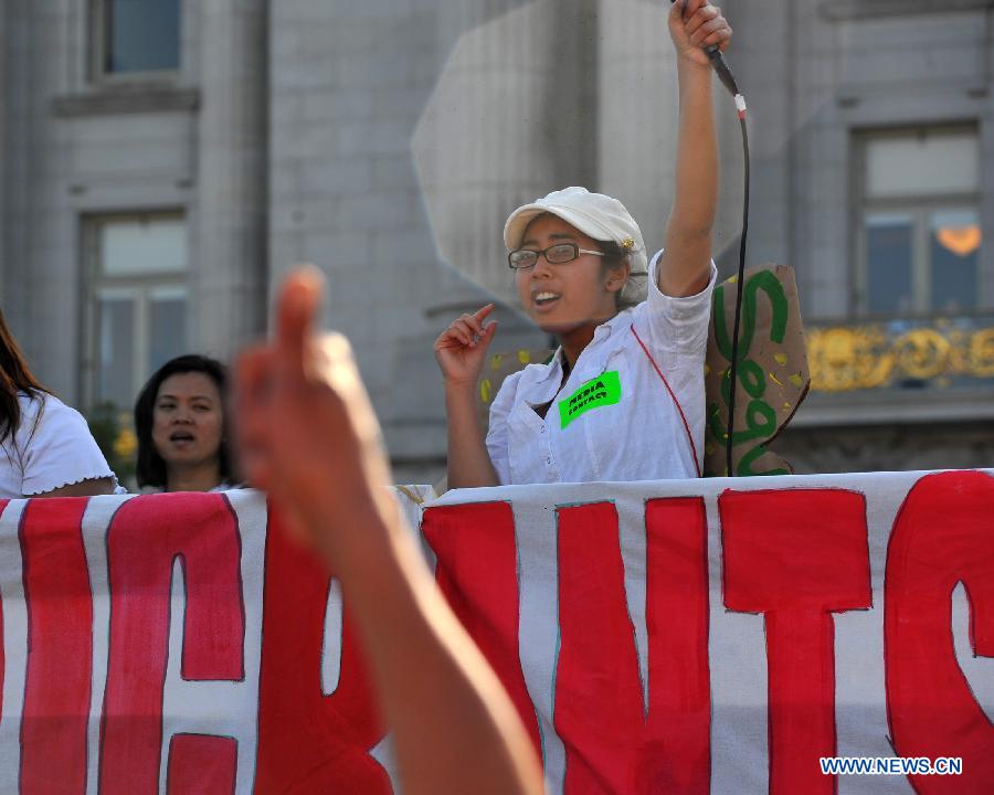 Putri Siti (C), an Indonesian immigrant without identification, addresses a rally to urge a reform of immigration policy in San Francisco, California, the United States, on May 1, 2013. People attended the rally held by labour unions and labour rights protection institutions to urge the U.S. congress to legalize the immigration reform as soon as possible on Wednesday. New York, San Francisco, Chicago and Philadelphia held rallies with similar themes on the same day. (Xinhua/Liu Yilin)