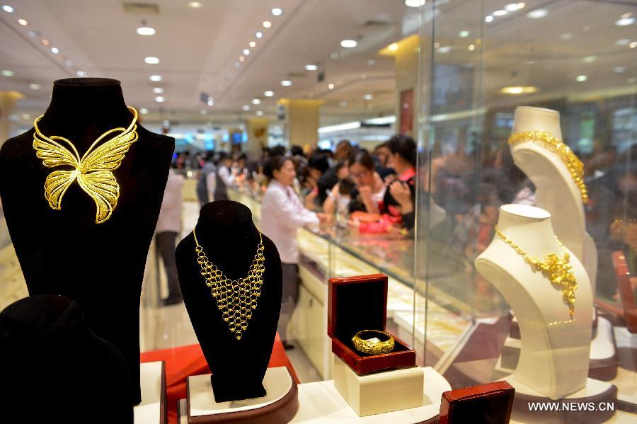Gold accessories are on sale in Caibai, one of best-known gold retailers in Beijing, China, May 2, 2013. Sales of gold reached 200 million RMB (32.44 million U.S. dollars), up 30 percent year on year during the three-day May Day holiday at Caibai due to recent abrupt price drop for the precious metal. (Xinhua/Li Xin) 