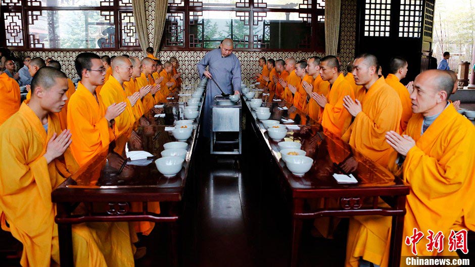 Monks have lunch in Wuguan Hall. (CNS/Liu Zhongjun)