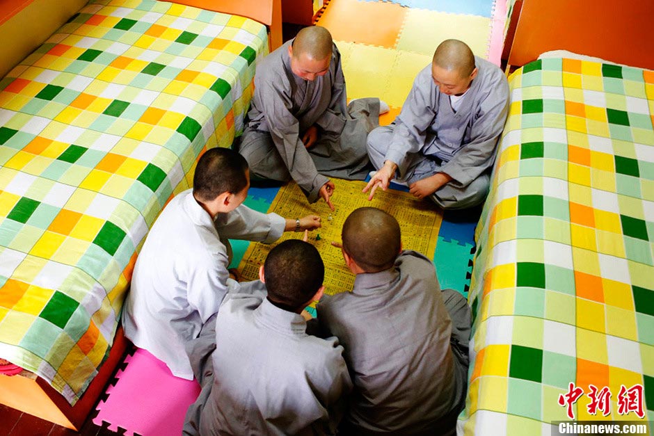 Nuns play games in the dorm. (CNS/Liu Zhongjun)