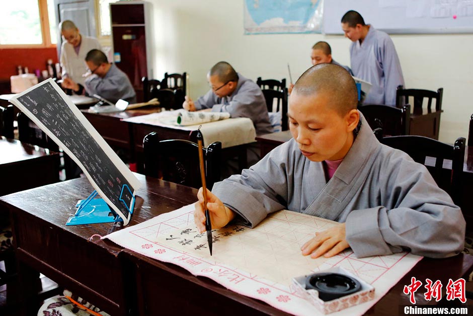 Nuns practice calligraphy after class. (CNS/Liu Zhongjun)