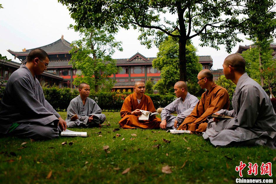 Monks exchange their ideas with a master (teacher). (CNS/Liu Zhongjun)