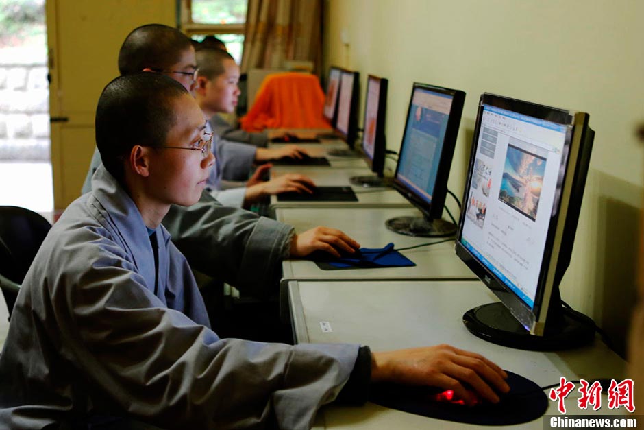 Nuns surf on the Internet after class. (CNS/Liu Zhongjun)