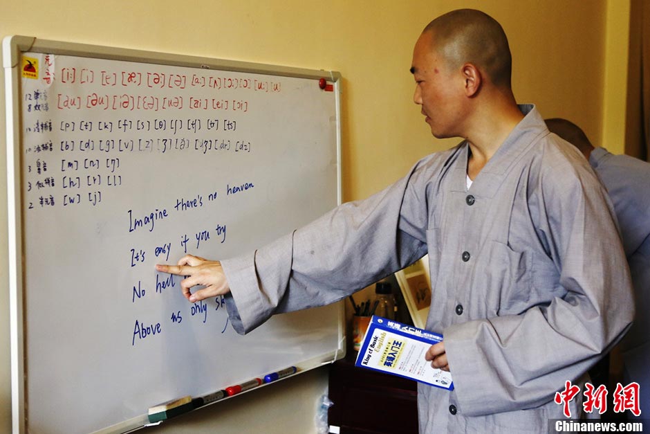 A monk practices English in the dorm. (CNS/Liu Zhongjun)
