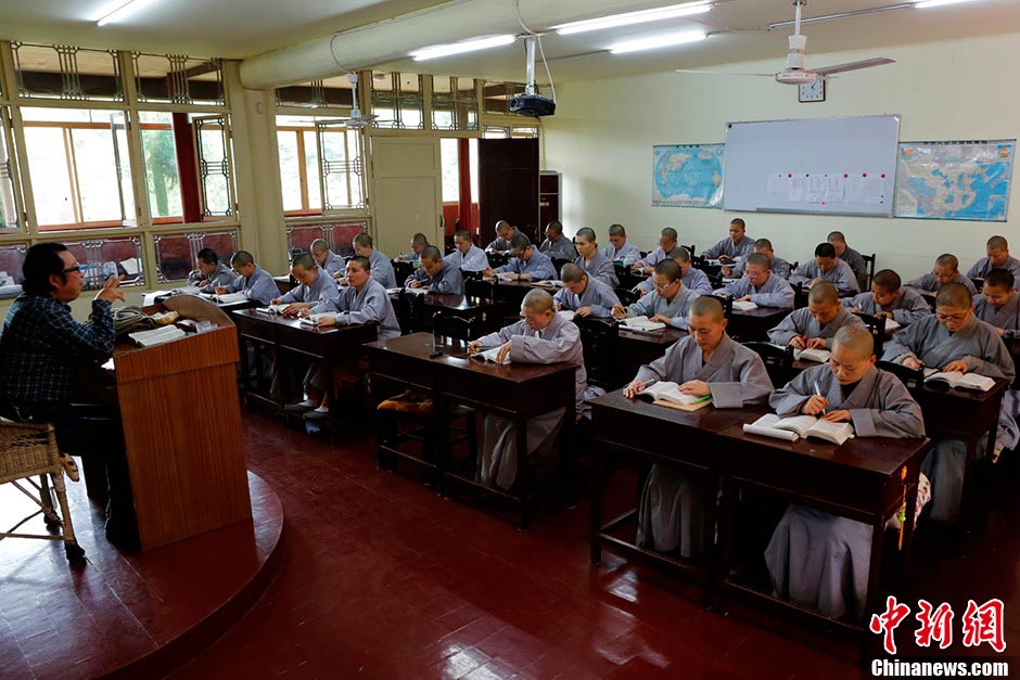 Nuns listen to the teacher in class. (CNS/Liu Zhongjun)
