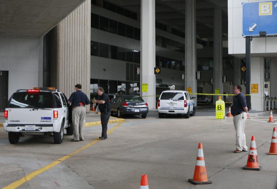 Security members block the way to Terminal B at the Bush Intercontinental Airport in Houston, the United States, May 2, 2013. Shots were fired Thursday at an airport in the U.S. state of Texas, a local TV station reported. (Xinhua/Song Qiong) 
