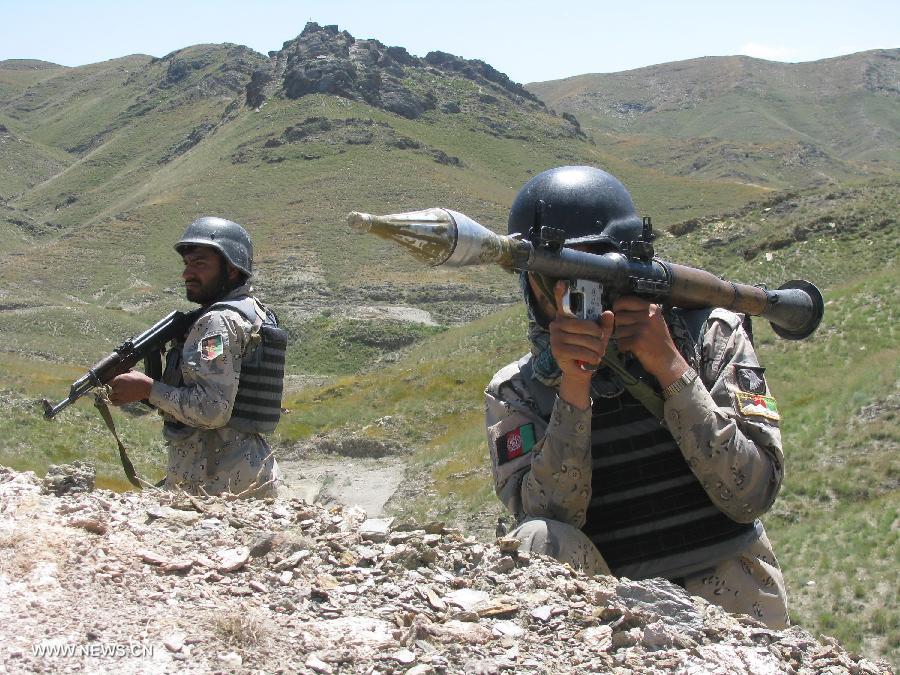 Afghan border policemen keep watch at the Afghan-Pakistani border in Nangarhar, eastern province of Afghanistan, May 2, 2013. An Afghan border policeman was killed and two Pakistani soldiers were injured in an exchange of fire along the border late on Wednesday, officials from both countries said. (Xinhua/Yaser Safi)