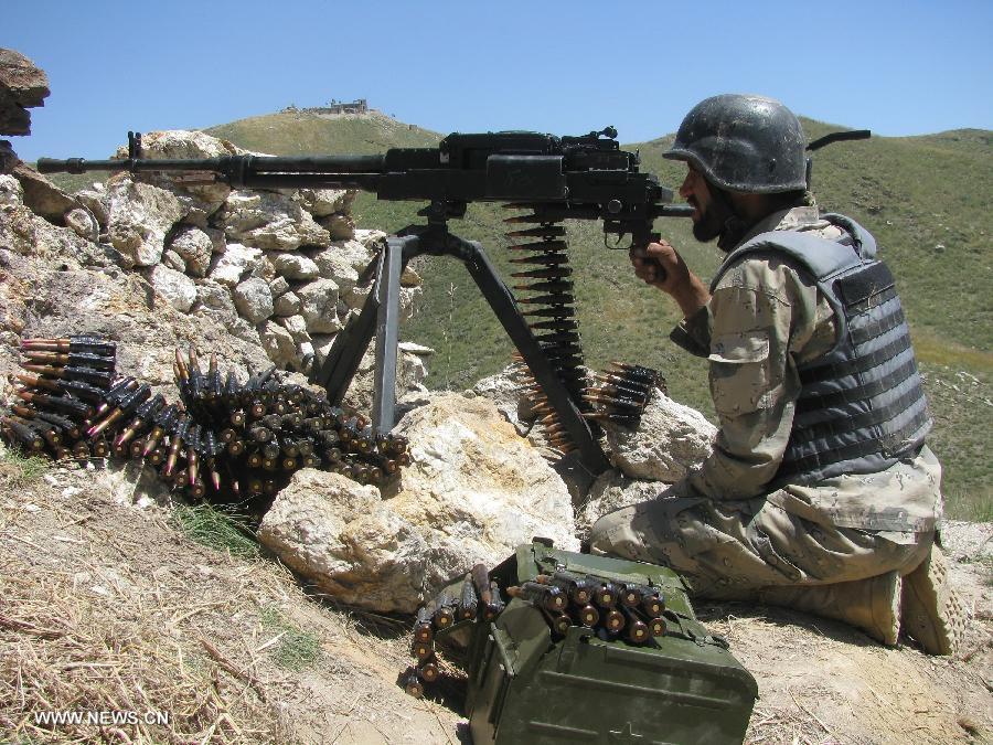 An Afghan border policeman keeps watch at the Afghan-Pakistani border in Nangarhar, eastern province of Afghanistan, May 2, 2013. An Afghan border policeman was killed and two Pakistani soldiers were injured in an exchange of fire along the border late on Wednesday, officials from both countries said. (Xinhua/Yaser Safi)