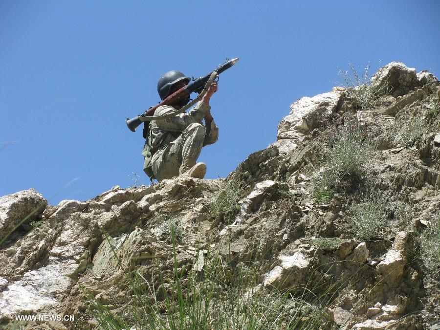 An Afghan border policeman keeps watch at the Afghan-Pakistani border in Nangarhar, eastern province of Afghanistan, May 2, 2013. An Afghan border policeman was killed and two Pakistani soldiers were injured in an exchange of fire along the border late on Wednesday, officials from both countries said. (Xinhua/Yaser Safi)