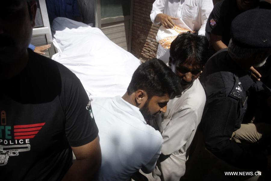 Pakistani hospital staff members carry the body of Sarabjit Singh, the Indian prisoner who was injured in an attack inside jail last week and died of wounds early Thursday. Singh spent more than 21 years in Pakistan after being convicted of spying for India and involvement in a series of bomb blasts in 1990 in which 14 people were killed. (Xinhua/Jamil Ahmed)