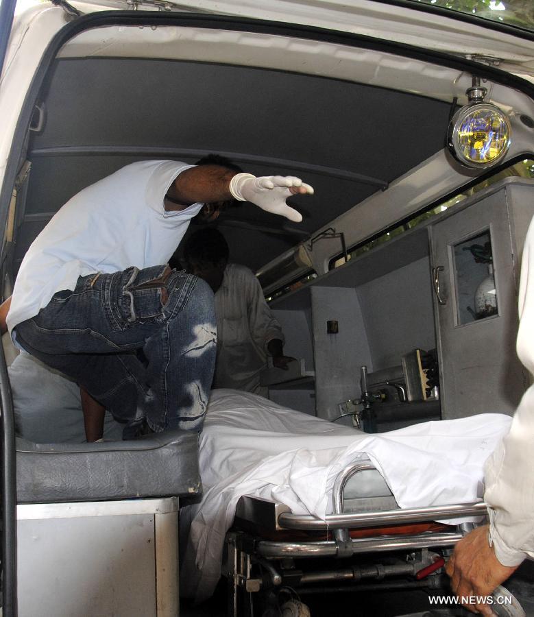 Pakistani hospital staff members carry the body of Sarabjit Singh into an ambulance in eastern Pakistan's Lahore on May 2, 2013. Pakistan Foreign Ministry said on Thursday that the body of Sarabjit Singh, the Indian prisoner who was injured in an attack inside jail last week and died of wounds early Thursday, will be handed over to Indian officials. (Xinhua/Sajjad)