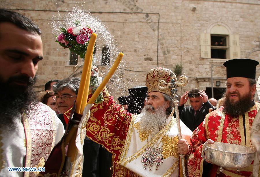 Greek Orthodox Patriarch of Jerusalem Metropolitan Theophilos (R) blesses the crowd after washing of the feet ceremony outside the Church of the Holy Sepulchre in Jerusalem's Old City, on May 2, 2013, ahead of Orthodox Easter. (Xinhua/Muammar Awad)
