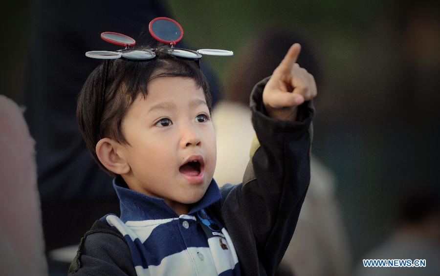 Audiences gather to see performance during the 5th Strawberry Music Festival at the Tongzhou Canal Park in Beijing, capital of China, May 1, 2013. The three-day festival, which attracted more than 160 performing teams from home and abroad, concluded on May 1. (Xinhua/Yao Jianfeng)