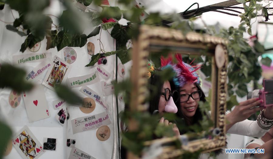 Audiences are seen from a mirror during the 5th Strawberry Music Festival at the Tongzhou Canal Park in Beijing, capital of China, May 1, 2013. The three-day festival, which attracted more than 160 performing teams from home and abroad, concluded on May 1. (Xinhua/Yao Jianfeng)